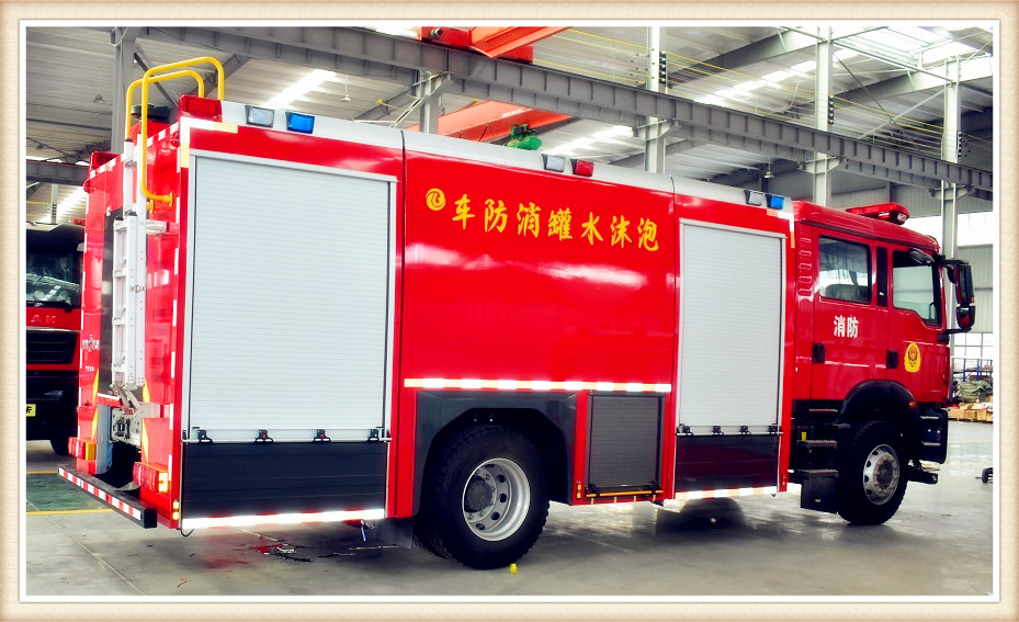 博利牌8吨汕德卡中型泡沫消防车