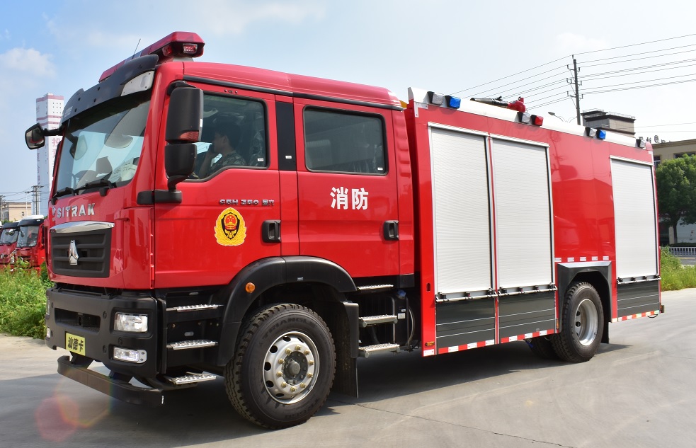 博利牌6吨汕德卡中型泡沫消防车